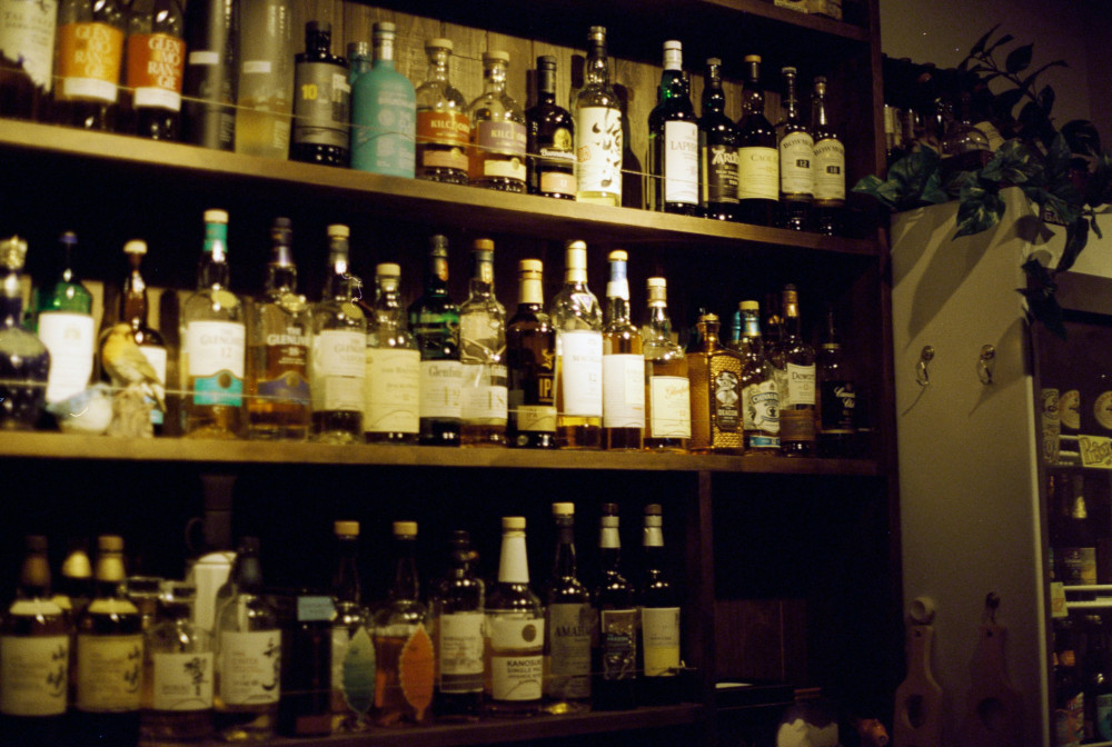 Comment choisir son gin dans un bar à gin tonic