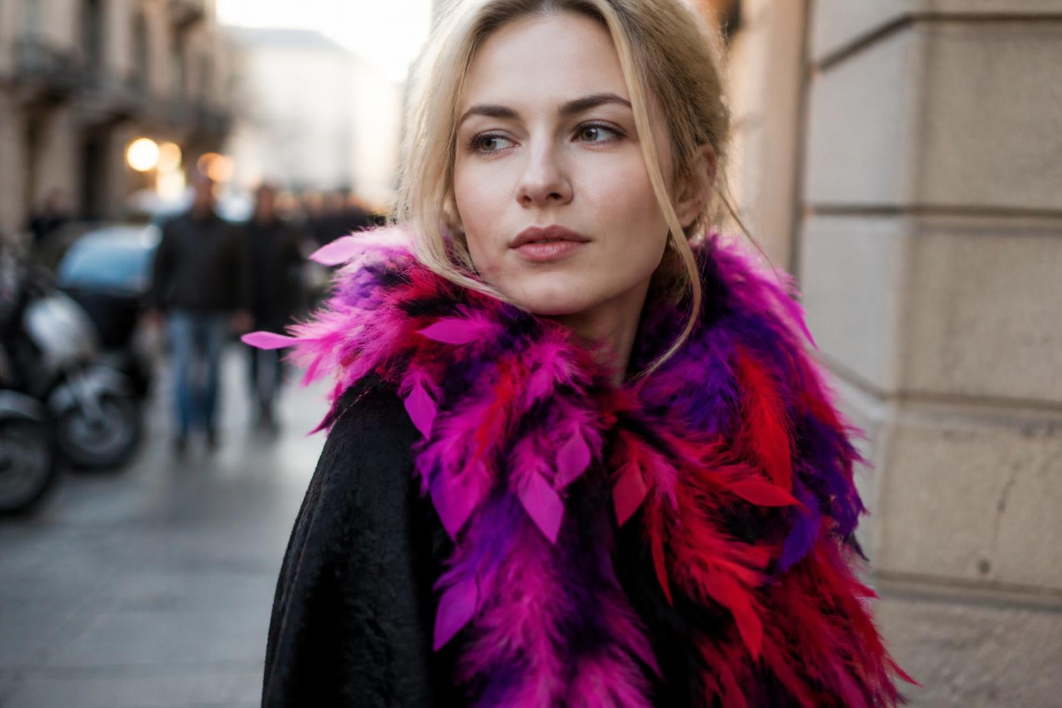 Le boa à plumes flashy : histoire et évolution d&rsquo;un accessoire audacieux